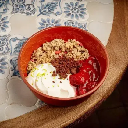 Йогурт, гранола, клубничное компоте