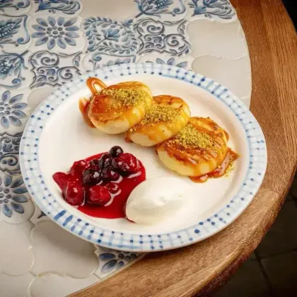 Сырники с карамельным соусом и вишневым компоте
