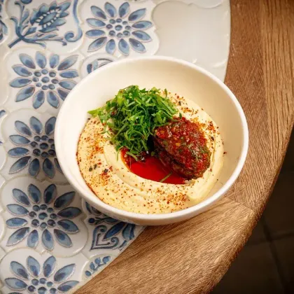 Хумус с сальсой из вяленых томатов