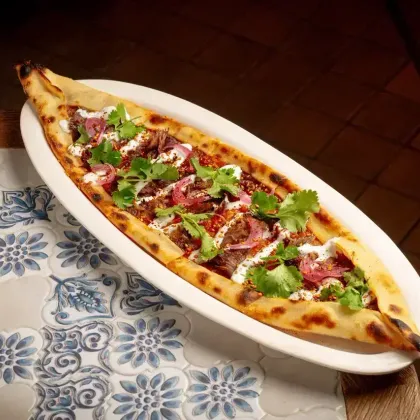 Пиде с ягненком и йогуртовым соусом