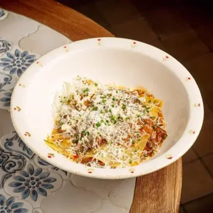 Ленивая лазанья с ягненком и фетой