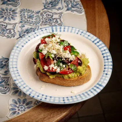 Авокадо тост в греческом стиле