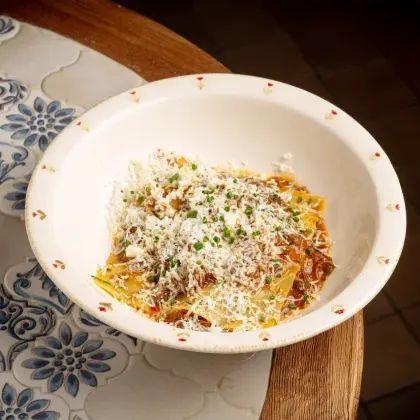 Ленивая лазанья с ягненком и фетой