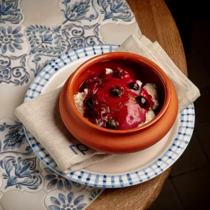 Взбитый творог с ягодами