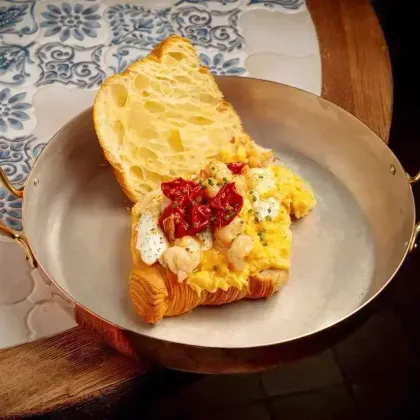 Круассан с креветками и скремблом