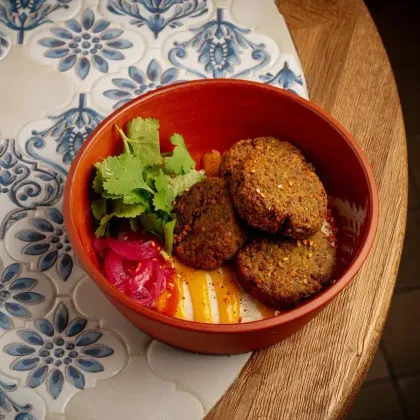 Фалафель, тахини, маринованные овощи