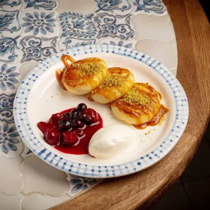 Сырники с карамельным соусом и вишневым компоте