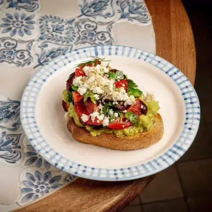 Авокадо-тост в греческом стиле