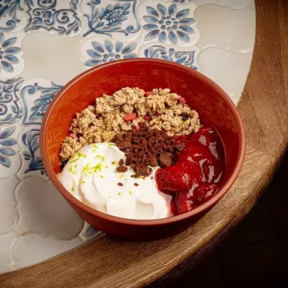 Йогурт, гранола, клубничное компоте