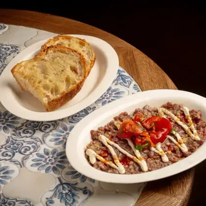 Тартар из говядины, тахини, томаты