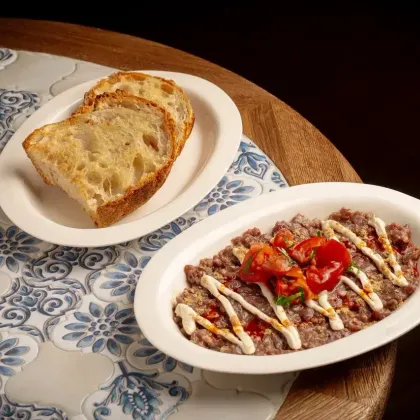 Тартар из говядины, тахини, томаты