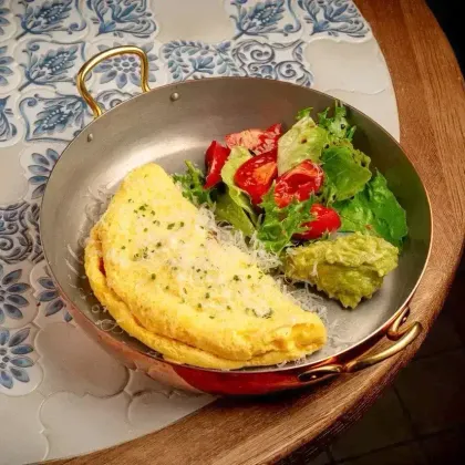 Омлет с крабом и мятым авокадо