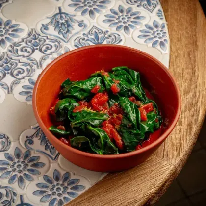 Шпинат с томатами