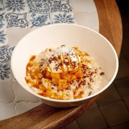 Овсянка на кокосовом молоке с персиками