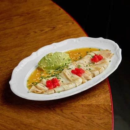 Кальмар на гриле с мятым авокадо