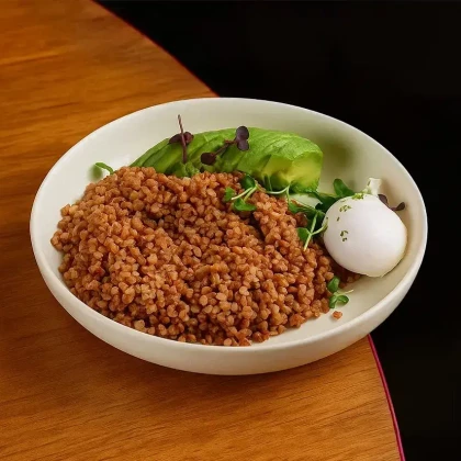 Гречневая каша с авокадо и яйцом пашот