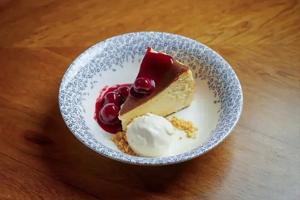 Баскский чизкейк с вишнёвым соусом