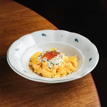 Скрембл со страчателлой и красной икрой