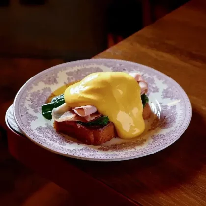 Яйцо Бенедикт с ветчиной