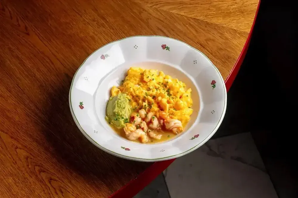 Скрембл с креветкой и мятым авокадо