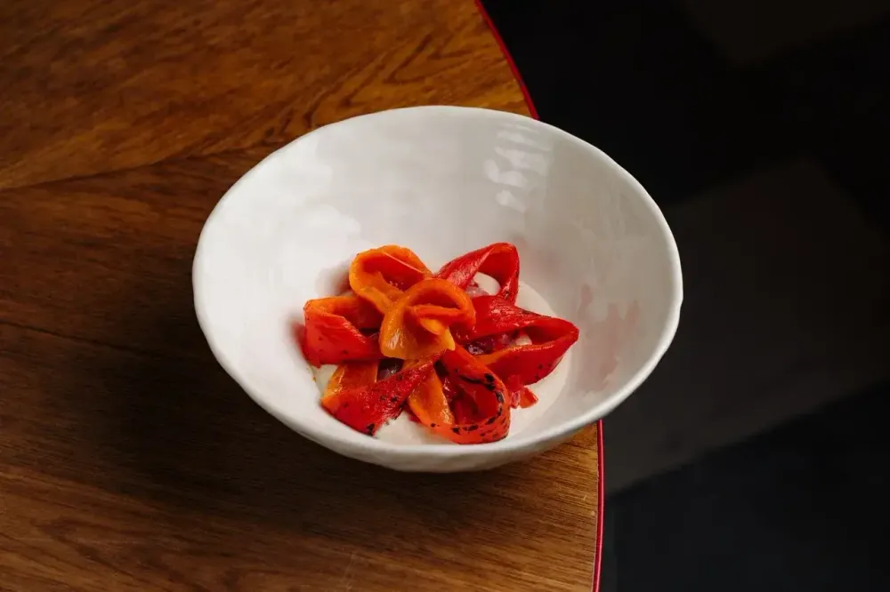 Печёный перец "Рамиро" с тунцом и соусом тоннато