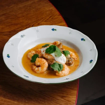 Креветки с печёным баклажаном и сладким чили