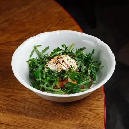 Рукола с креветками и страчателлой