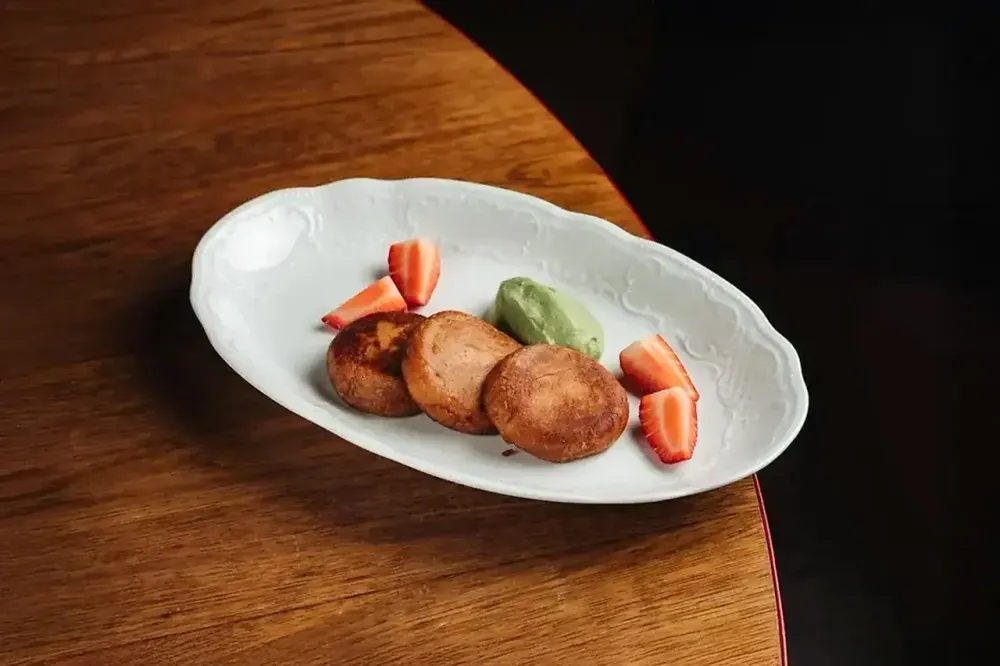 Сырники из топленого творога с фисташковым муссом