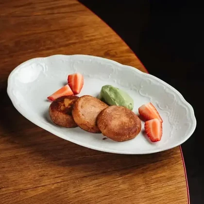 Сырники из топленого творога с фисташковым муссом