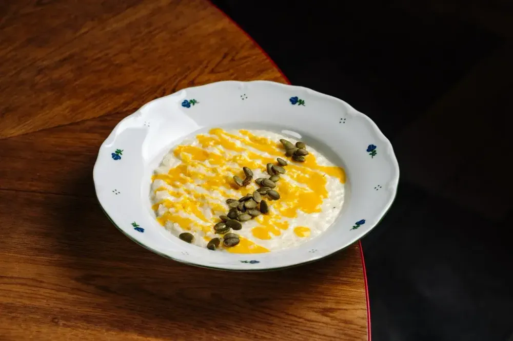 Рисовая каша на кокосовом молоке с пюре из манго