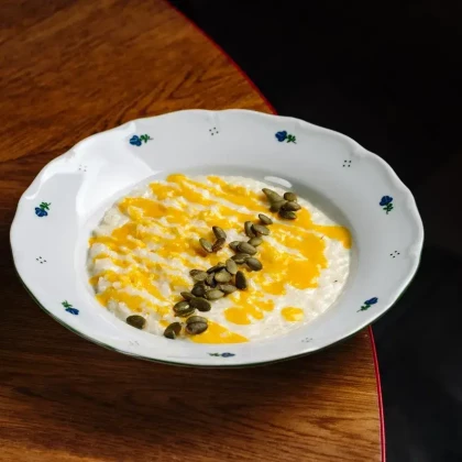 Рисовая каша на кокосовом молоке с пюре из манго