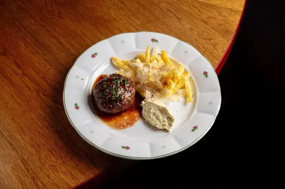 Бифштекс с картофелем фри и пармезаном