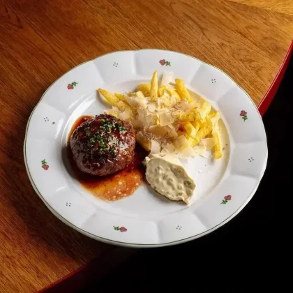 Бифштекс с картофелем фри и пармезаном