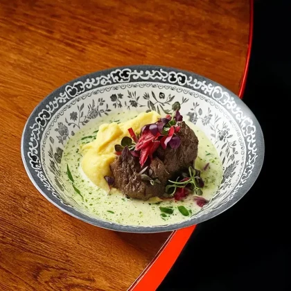 Говяжья щека с трюфельным пюре и соусом из кунжута