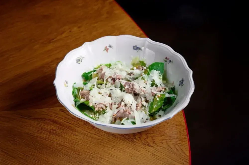 Салат с уткой и сыром пекорино