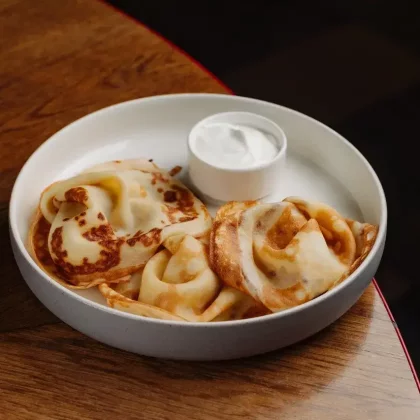 Блины румяные со сметаной