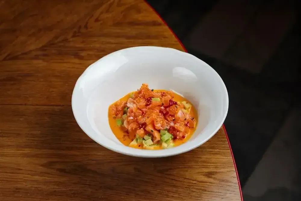 Тартар из лосося с авокадо и соусом каламанси