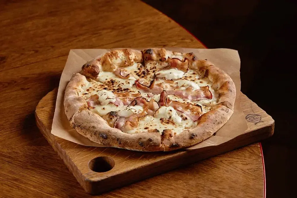 Пицца с маскарпоне и беконом