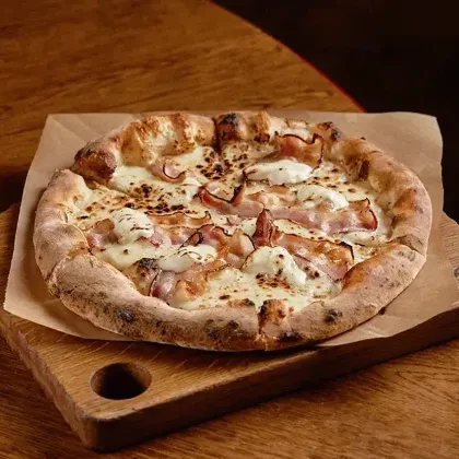 Пицца с маскарпоне и беконом