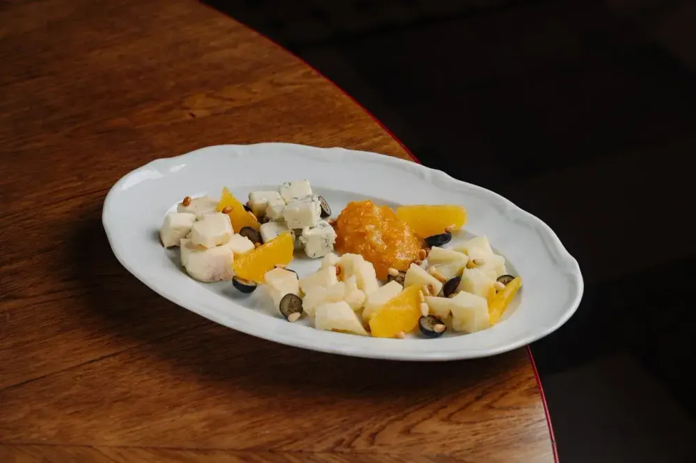 Тарелка сыров с апельсиновым конфитюром