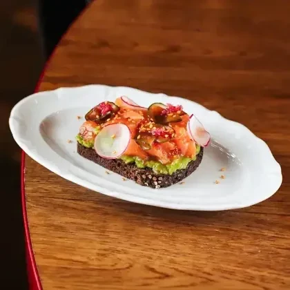 Тост с лососем и мятым авокадо