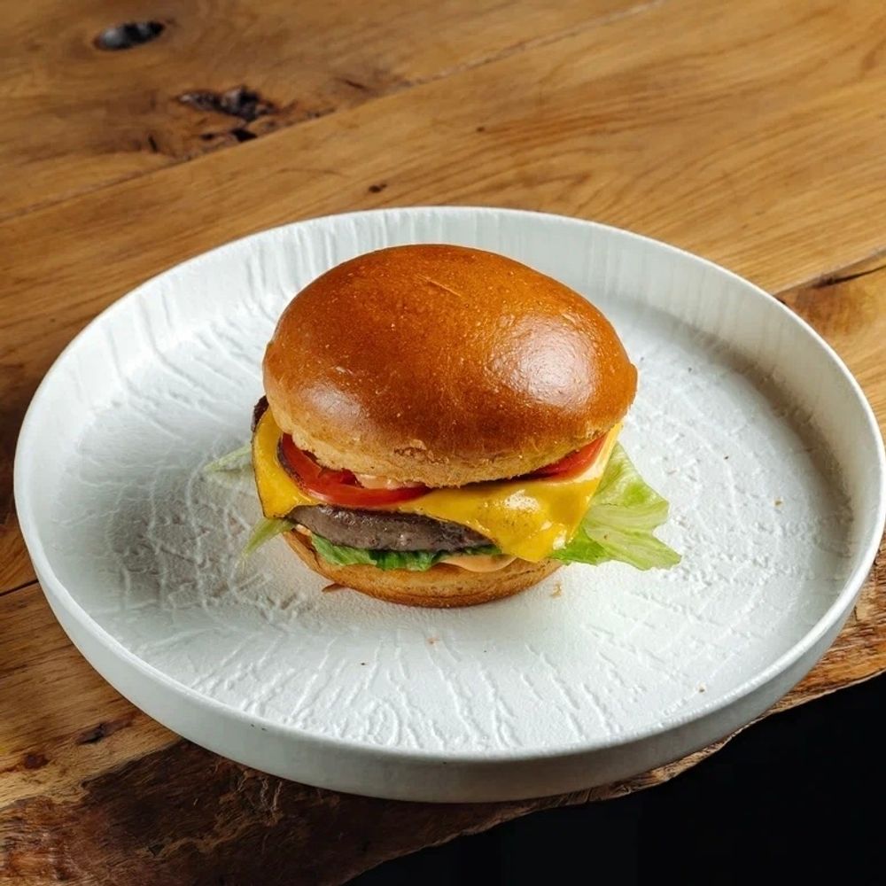 Бургер с сочной котлетой из говядины