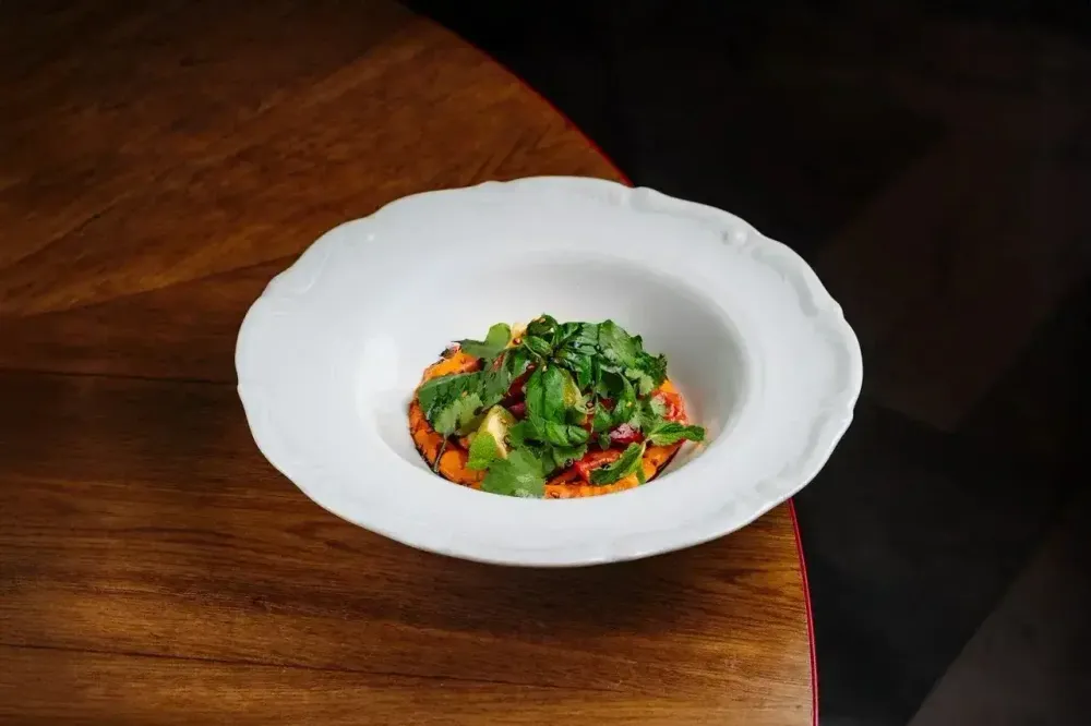 Салат с томатами, авокадо и муссом из печеного перца