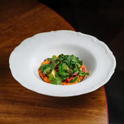 Салат с томатами, авокадо и муссом из печеного перца