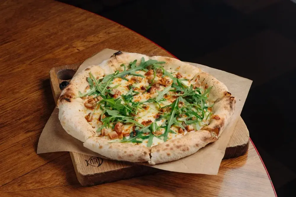 Пицца с угрем и руколой