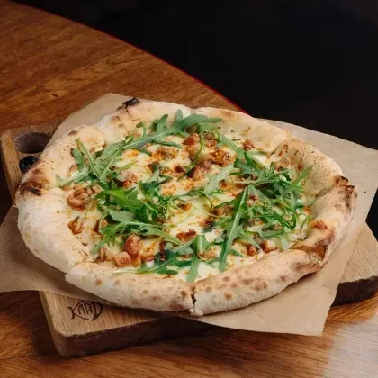 Пицца с угрем и руколой