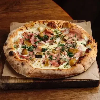 Пицца с белыми грибами и томбовским окороком