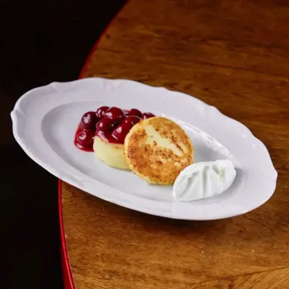 Сырники с домашним вареньем и сметаной