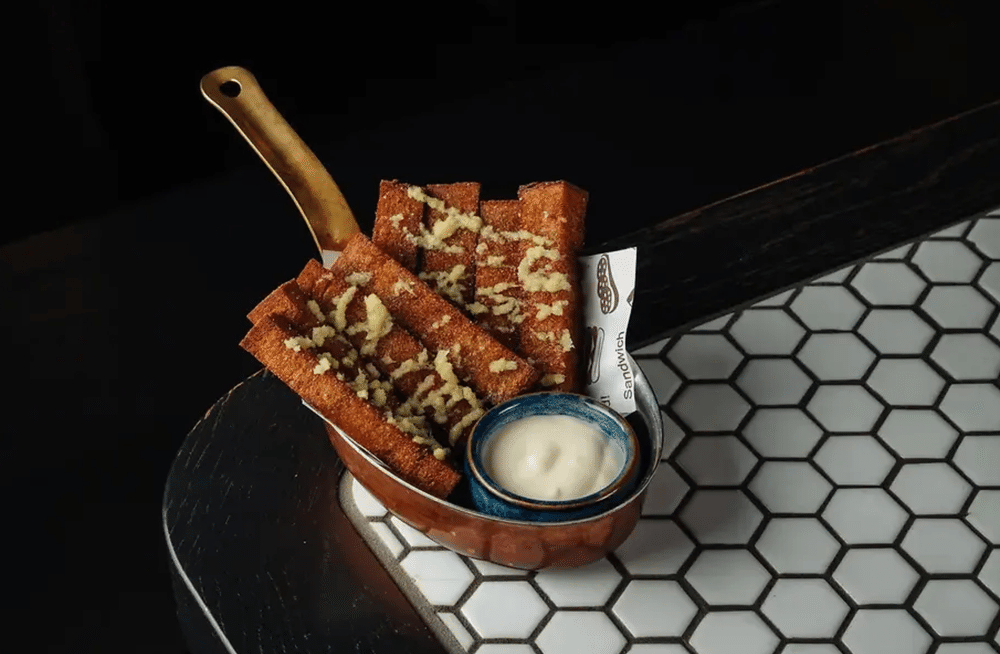 Гренки с сырным соусом