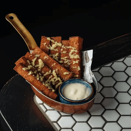 Гренки с сырным соусом